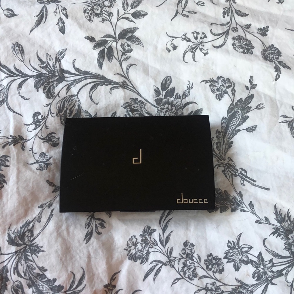 Doucce eye shadow pallet